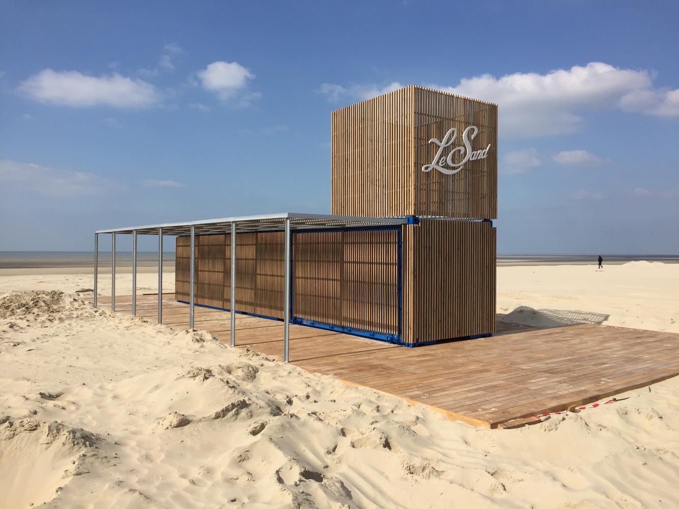 container amenage restaurant de plage bois